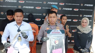 Barang bukti salah satu nya, satu buah celurit yang di gunakan tersangka dalam melakukan aksi kejahatan. (Foto: Team Redaksi Triberita.com)