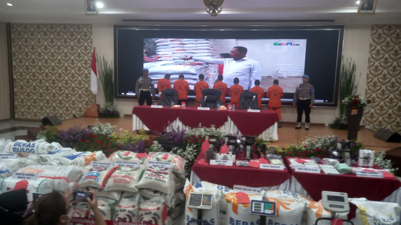 Sejumlah barang bukti yang diamankan Satgas Pangan Polda Banten dalam kasus tersangka pengoplos beras Bulog menjadi beras premium. (Foto: Daeng Yusvin)