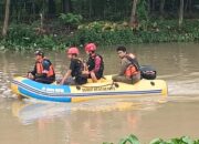Pemotor Hanyut usai Terjun ke Sungai di Karawang, Petugas SAR Gabungan Terus Lakukan Pencarian