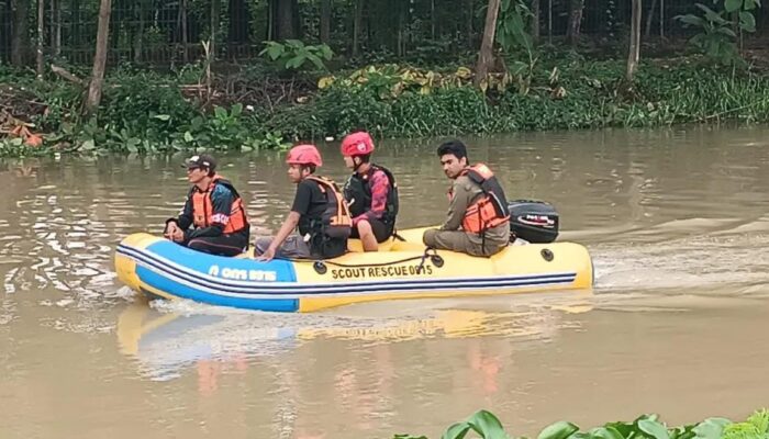 Pemotor Hanyut usai Terjun ke Sungai di Karawang, Petugas SAR Gabungan Terus Lakukan Pencarian