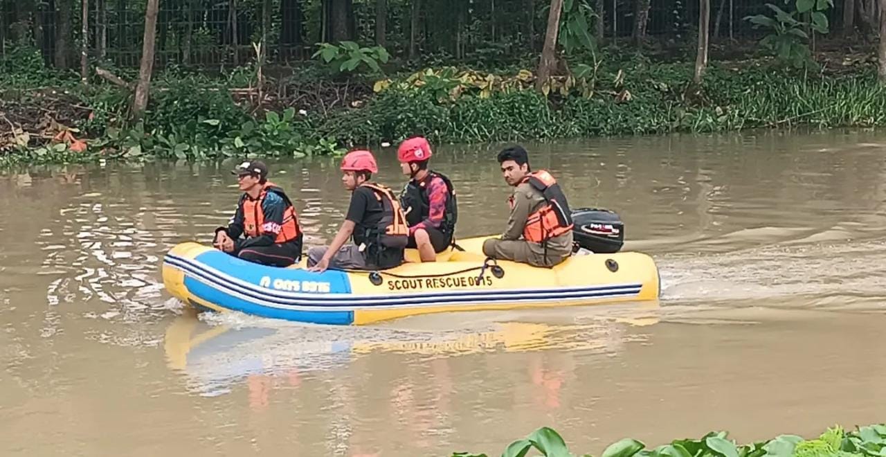 Tim SAR Gabungan melakukan korban hilang di jembatan KW 6 Desa, Karangpawitan Kecamatan Karawang Barat, Kabupaten Karawang, Rabu 15/3/2023. (foto: BPBD Karawang)