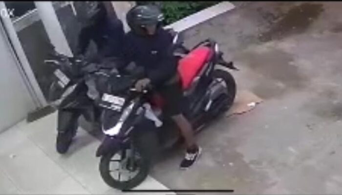 Viral, Dua Orang Terduga Maling Motor Terekam Kamera CCTV di Cikarang
