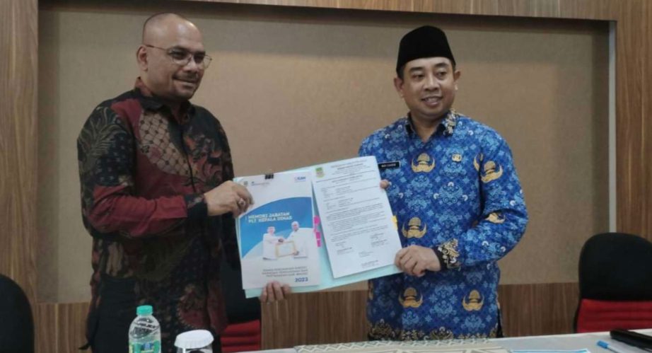 Disperkimtan Kabupaten Bekasi melaksanakan Serah Terima Jabatan (Sertijab) dari yang sebelumnya Muclis (kiri) sebagai Pelaksana Tugas Kepala Dinas Perkimtan Kabupaten menyerahkan tugas kepada Nurchaidir (kanan) sebagai Kepala Disperkimtan definitif (Foto: Sumber Bekasi.go.id)