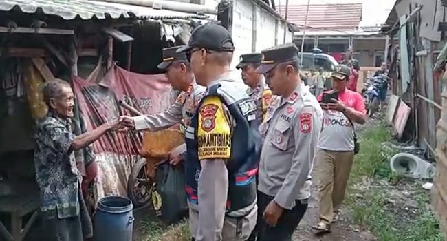 Polsek Cikarang Barat Salurkan Sembako Untuk Warga, Bantuan diserahkan langsung oleh Wakapolsek Cikarang Barat AKP Yendrizen, Kanit Propam IPDA Budi dan beberapa anggota Polsek Cikarang Barat (Foto: Humas Polda Metro Jaya)