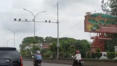 Salah satu lokasi kamera tilang elektronik atau Electronic Traffic Law Enforcement (ETLE) di Pondok Indah Cilegon (PCI) dan di Simpang Tiga, Kota Cilegon, Provinsi Banten. (Foto: Daeng Yusvin)