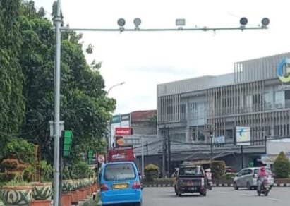Salah satu lokasi kamera tilang elektronik atau Electronic Traffic Law Enforcement (ETLE) di Pondok Indah Cilegon (PCI) dan di Simpang Tiga, Kota Cilegon, Provinsi Banten. (Foto: Daeng Yusvin)