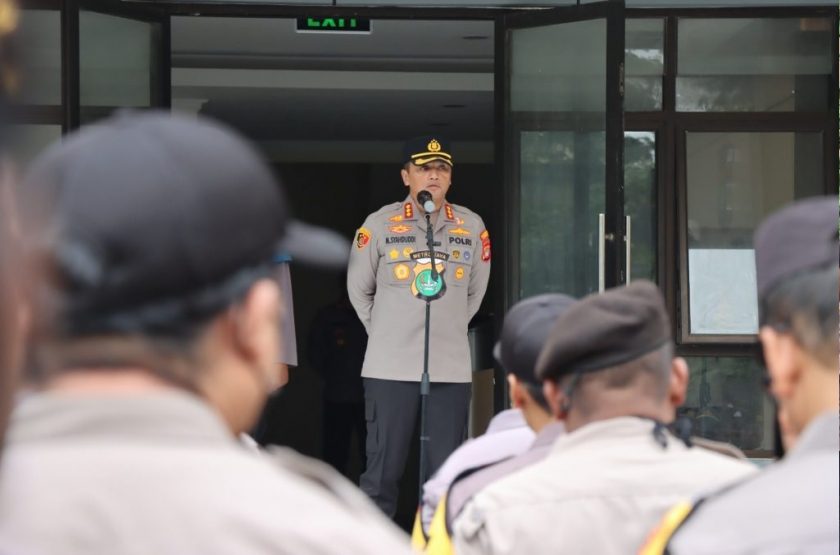 Kapolres Metro Jakarta Barat Memberikan Arahan Kepada Seluruh Personil Polisi RW Agar Mendengarkan Setiap Aspirasi Dari Masyarakat. (Foto: Fathar)