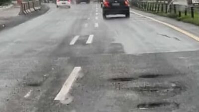 Dalam gambar. Kerusakan jalan berupa lobang-lobang ujuran kecil hingga ukuran besar, sangat banyak ditemukan sejak dari arah Cilegon- Serang sampai Tangerang. Demikian juga arah sebaliknya. (Foto: Daeng Yusvin)