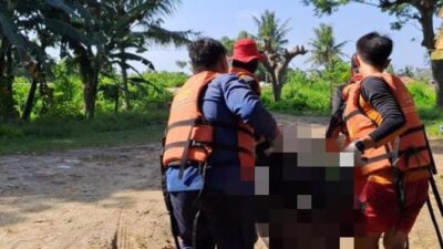 Tim SAR sedang mengevakuasi jasad Kakek Abdul Sukur (70) yang hilang dan tenggelam di Sungai Ciujung, Kabupaten Serang, Provinsi Banten, pada Rabu 15 Maret 2023. (Foto: Daeng Yusvin)