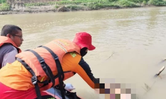 Tim SAR berhasil menemukan Jasad Kakek Abdul Sukur (70) yang hilang dan tenggelam di Sungai Ciujung, Kabupaten Serang, Provinsi Banten, pada Rabu 15 Maret 2023. (Foto: Daeng Yusvin)