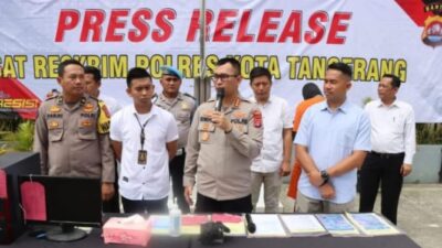 Kapolresta Tangerang, Kombes Raden Romdhon Natakusuma, saat jumpa pers terkait penangkapan tersangka Abu Mutolib dalam kasus pungli pada Program Pendaftaran Tanah Sistematis Lengkap (PTSL). (Foto: Daeng Yusvin)