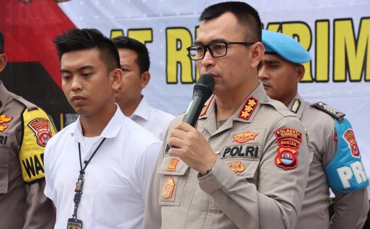 Kapolresta Tangerang, Kombes Raden Romdhon Natakusuma, saat jumpa pers terkait penangkapan tersangka Abu Mutolib dalam kasus pungli pada Program Pendaftaran Tanah Sistematis Lengkap (PTSL). (Foto: Daeng Yusvin)