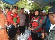 Kapolsek Pebayuran Gandeng Camat Bantu Terdampak Banjir di Kabupaten Bekasi