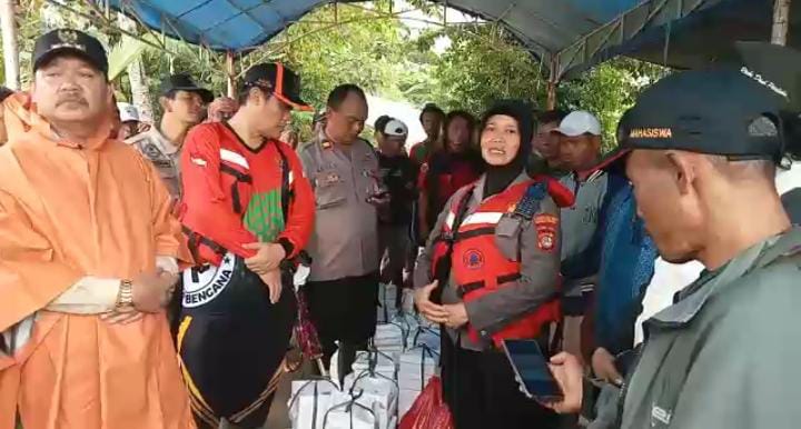 Kapolsek Pebayuran AKP Ani Widyati bersama H. Hanif dan BPBD Kabupaten Bekasi melaksanakan kegiatan cek lokasi banjir. (Foto: Ari)