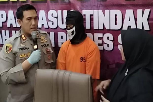 Kapolres Serang AKBP Yudha Satria saat melakukan ekspos kasus pencabulan di Kecamatan Tanara di Mapolres Serang. (Foto: Daeng Yusvin)