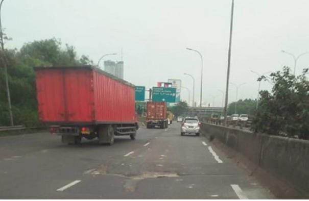 Kondisi Jalan Tol Jakarta-Tangerang. Sebuah mobil membawa muatan sayur kecelakaan di KM 54.400, akibat pecah ban, satu korban tewas dan dua luka berat. (Foto: istimewah)