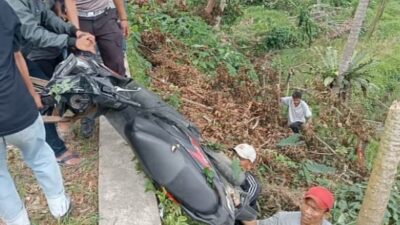 Korban Anglea Adithia Sarean yang mengalami kecelakaan, dan polisi dibantu warga sedang mengevakuasi sepeda motor yang terjun ke jurang di Jalan Raya Pandeglang-Labuan tepatnya di Kampung Ciekek, Kelurahan Pandeglang, Kecamatan Pandeglang, Provinsi Banten, Senin 27 Mei 2023. (Foto: istimewah)