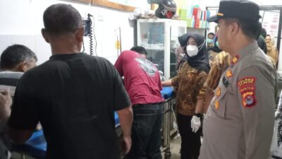 Tim medis Puskesmas Mancak sedang mengupayakan memberikan pertolongan, tetapi korban Ibnu SM tidak tertolong, dan dinyatakan meninggal dunia. (Foto: HumasResClg)