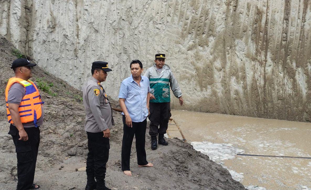 Kapolsek Mancak, IPTU Asep Gundara, dilokasi kejadian eks galian pasir berlokasi di Kampung Curug Barang, Desa Mancak, Kecamatan Mancak, Kabupaten Serang. (Foto: HumasResClg)
