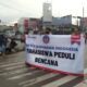 Puluhan mahasiswa yang tergabung dari Badan Eksekutif Mahasiswa (BEM) STIE Ekadharma Indonesia turun kejalan mengadakan aksi penggalangan dana korban banjir di simpang SGC Cikarang, Kabupaten Bekasi, Jawa Barat, pada Kamis (02/03/2023).
