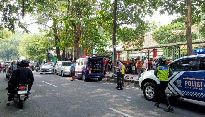 Geger, Ditemukan Mayat Tergeletak Didepan SMK 4 Semarang Jateng