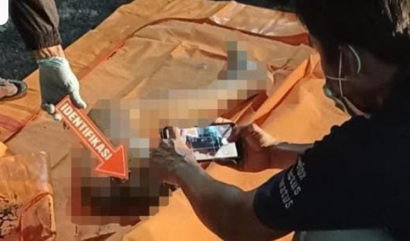 Potongan kaki manusia ditemukan mengambang di Sungai Cimanceuri, Kecamatan Cikupa, Kabupaten Tangerang, Provinsi Banten, Sabtu 18 Maret 2023 malam. (Foto: Daeng Yusvin)