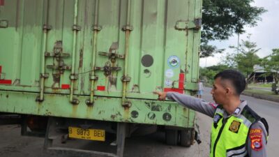 Tiga kendaraan yang terlibat tabrakan beruntun di Jalan Lingkar Selatan (JLS) Kota Cilegon, Jumat 17 Maret 2023. (Foto: Daeng Yusvin)