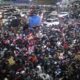 Pemandangan pemudik lebaran menggunakan sepeda motor memadati Pelabuhan ASDP Merak, Kota Cilegon, Provinsi Banten yang akan menyeberang ke Pelabuhan Bakauheni, Lampung. (Foto: Daeng Yusvin)