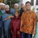 Masyarakat Purwakarta dari suku Sunda melaksanakan kegiatan munggahan bersama warga Muslim India menggunakan Visa-on-Arrival (VoA) di Pemukiman Purnawarman Barat, Purwakarta, Jawa Barat,