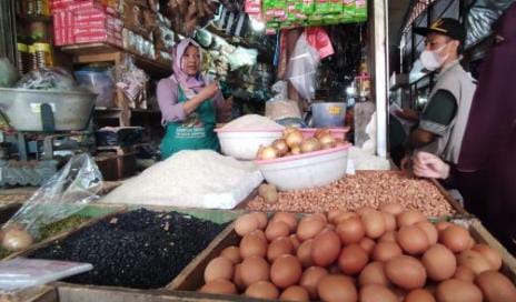 Mendekati bulan suci Ramadan 1444 H dan Idul Fitri, harga telur ayam di pasar Pandeglang, Provinsi Banten, merangkak naik. Kenaikan harga karena permintaan cenderung meningkat. (Foto: Daeng Yusvin)