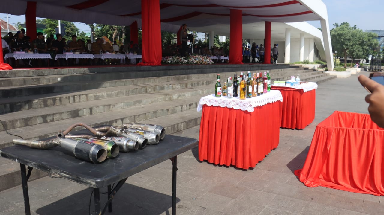 Pemusnahan barang bukti hasil dari operasi pekat tersebut di gelar dalam upacara Apel Pengamanan Bulan Kesiapan Ramadan 2023 Polres Karawang yang dihadiri oleh Bupati dan Wakil Bupati Karawang di Lapang Karangpawitan Karawang.