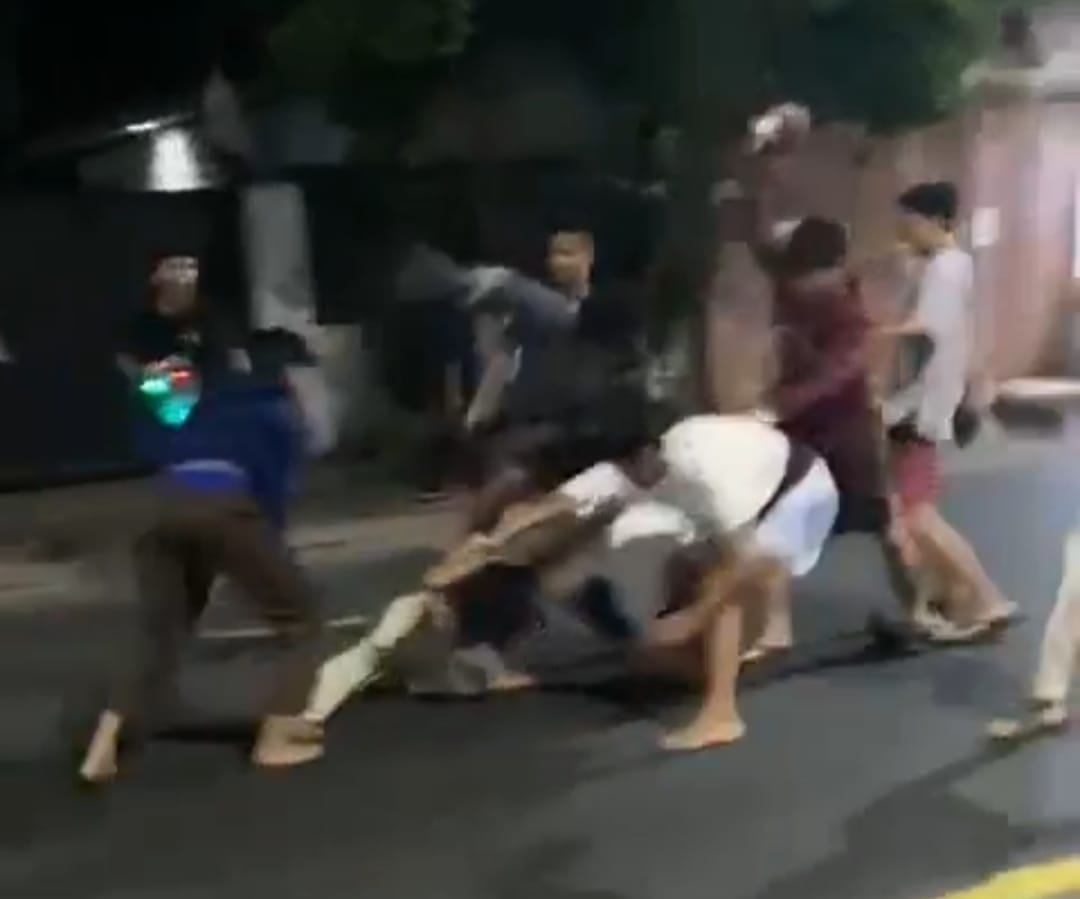 Beredar video detik-detik dua kelompok pemuda melakukan aksi tawuran berkedok perang sarung di Jalan Sultan Agung depan mega baja fly over Kranji, Kota Bekasi, Jawa Barat.