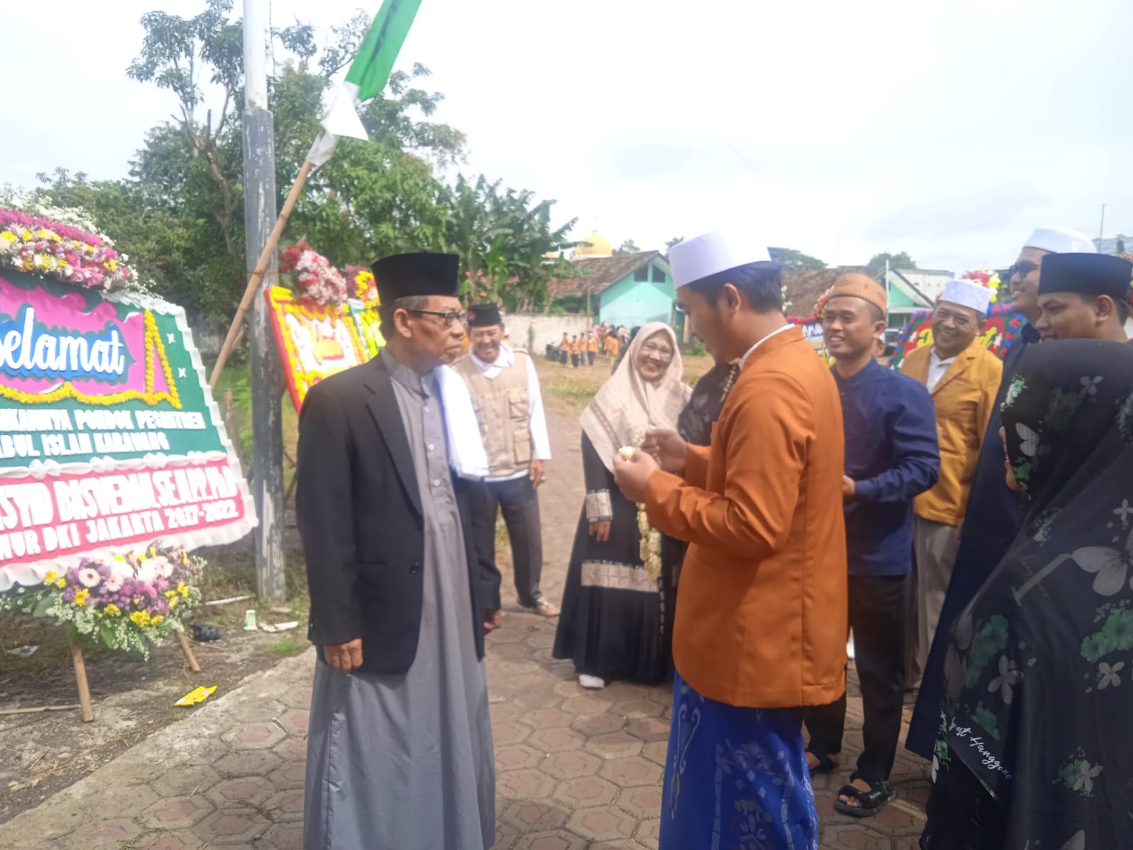 Peresmian Pondok Pesantren (ponpes) Syihabul Islam yang berlokasi di Dusun Jatimulya I, Kelurahan Mekarjati, Kecamatan Karawang Barat, Kabupaten Karawang