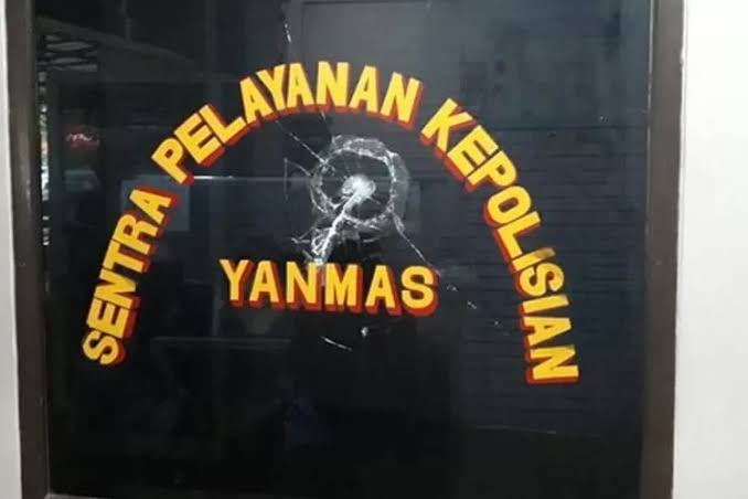 Sebuah Kaca SPKT Polsek Cipayung Pecah Saat Pelaku Melakukan Penyerangan (Foto: Fathar)