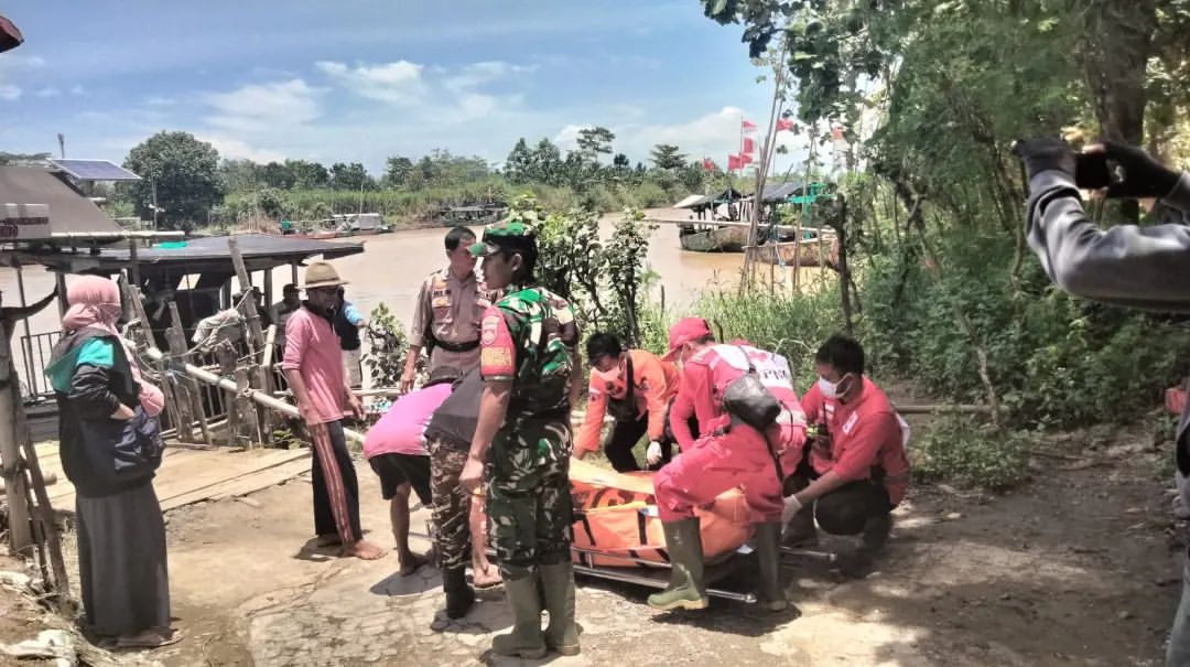 Warga digegerkan dengan penemuan mayat laki-laki terapung di aliran sungai Comal, Desa Pesantren, Kecamatan Ulu Jami, Kabupaten Pemalang, Jawa Tengah.