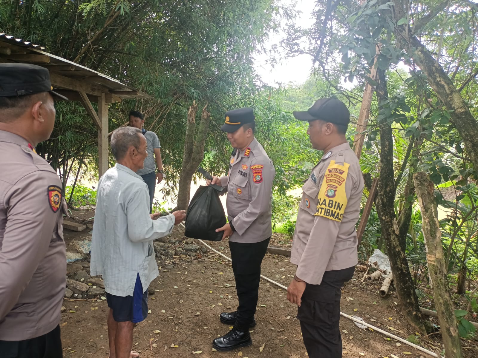 Bantuan Kemanusiaan dari Kapolri hari ini juga di salurkan melalui polsek Cikarang Pusat