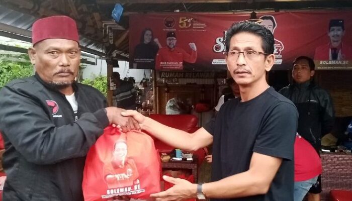 Ketua DPC PDI-Perjuangan Kabupaten Bekasi Perbaiki Rumah Warga Korban Puting Beliung