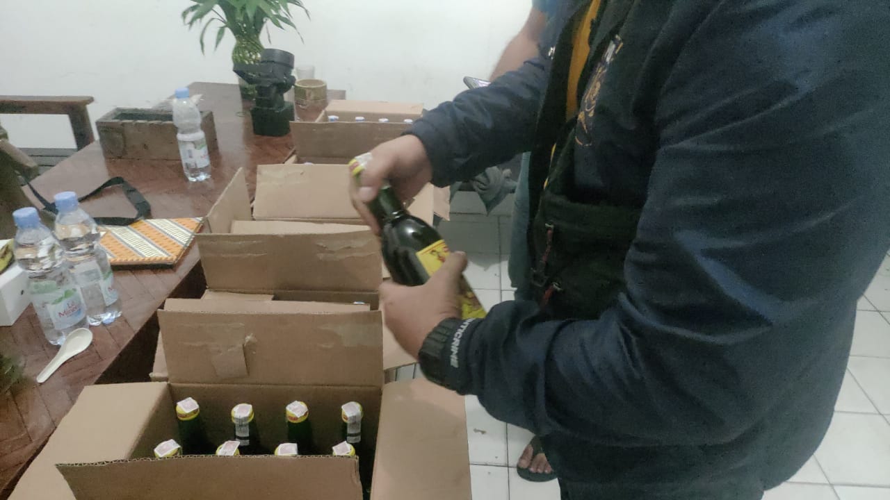 Ilustrasi Polisi amankan ratusan botol miras. (Foto: Sumber Radarsukabumi.com)