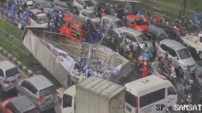 Hujan deras dengan intensitas tinggi disertai angin kencang menyebabkan papan reklame roboh di simpang Samsat Kircon, Jalan Soekarno Hatta, Kota Bandung, Sabtu 25 Maret 2023 sekitar pukul 13.07 WIB.