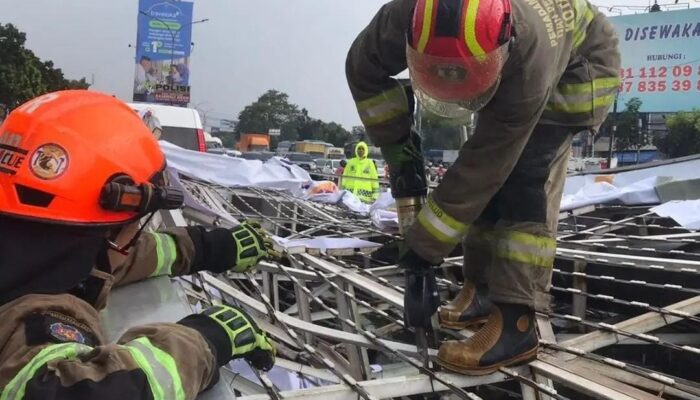 Kronologi Papan Reklame Raksasa Roboh dan Menimpa Motor-Mobil di Bandung