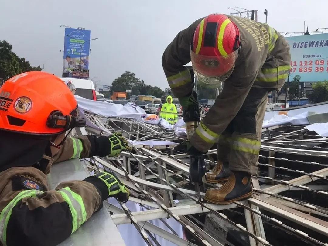 Hujan deras dengan intensitas tinggi disertai angin kencang menyebabkan papan reklame roboh di simpang Samsat Kircon, Jalan Soekarno Hatta, Kota Bandung, Sabtu 25 Maret 2023 sekitar pukul 13.07 WIB.