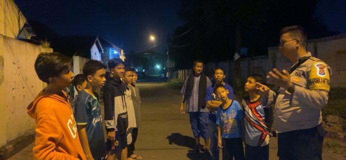 Guna mengantisipasi maraknya tawuran/perang menggunakan kain sarung di bulan Ramadhan ini, Babinkamtibmas Polsek Ciwandan Polres Cilegon Polda Banten, rutin melakukan Patroli ini untuk mengantisipasi adanya kegiatan Remaja yang nongkrong-nongkrong di sekitar Waduk di Kawasan PT KTI/Waduk Krenceng. (Foto: istimewah)
