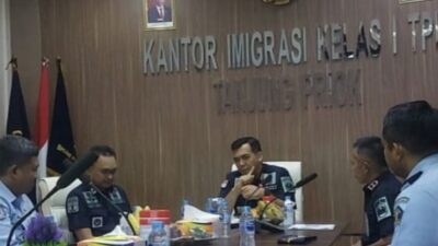 Direktur Jenderal (Dirjen) Imigrasi Kementerian Hukum dan Hak Asasi Manusia Silmy Karim, meminta Kepala Kantor Imigrasi mengoptimalkan peran pengawasan dan penindakan keimigrasian (Wasdakim), untuk menangkal pelintas bermasalah bahkan berbuat onar masuk ke Indonesia. (Foto: Sumber Istimewah)