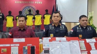 Dirjen Imigrasi Silmy Karim didampingi Kepala Kantor Imigrasi Bandara Soekarno-Hatta Muhammad Tito Andrianto saat memberikan keterangan terkait WNA yang bermasalah di Bandara Soekarno-Hatta. (Foto: Sumber Istimewah)