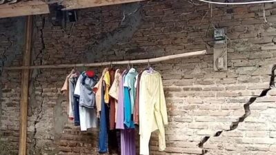 Salah satu dari belasan bangunan rusak milik warga yang mengalami retak, akibat dampak tanah bergerak yang terjadi pada Kamis, 28 Desember 2022 lalu, di Kecamatan Cikulur, Kabupaten Lebak, Provinsi Banten. (Foto: Sumber istimewah)