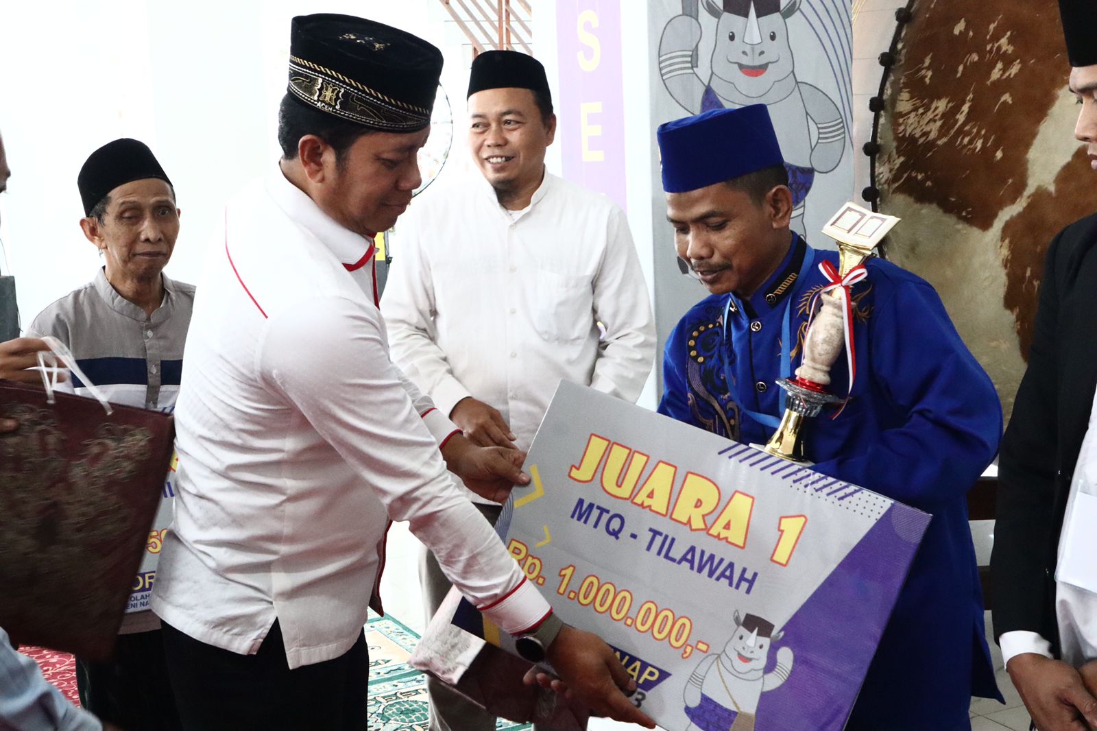 Kepala Divisi Pemasyarakatan Masjuno Memberikan Simbolis Untuk Pemenan. (Foto: Fathar)