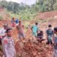 Warga bahu membahu membantu tim gabungan dari Polsek Muncang dan Koramil Muncang untuk mencari korban tertimbun longsor. (Foto: istimewah)