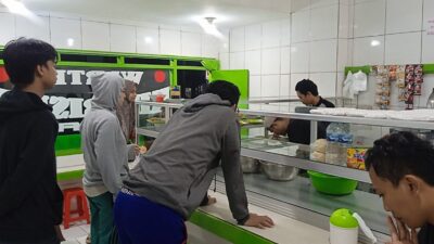 Masyarakat mulai memadati warung makan siap saji pukul 02.30 WIB dini hari pada sahur perdana (pertama) di bulan suci Ramadan 1444 H tahun 2023 ini. (Foto: Riyan) 
