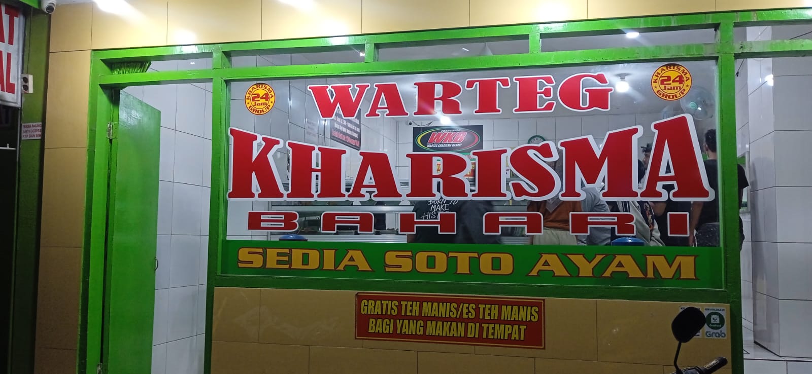 Masyarakat mulai memadati warung makan siap saji pukul 02.30 WIB dini hari pada sahur perdana (pertama) di bulan suci Ramadan 1444 H tahun 2023 ini. (Foto: Riyan)