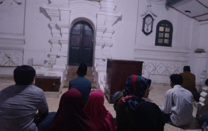 Lokasi tempat ziarah di Banten Lama, yaitu kompleks Pemakaman Kesultanan Banten. Lokasi nya tepat berada di sisi utara Masjid Agung Banten, terdapat makam tokoh-tokoh besar yang dimakamkan di kompleks ini. Diantaranya adalah Sultan Maulana Hasanuddin dan istrinya, Sultan Ageng Tirtayasa, Sultan Abu Nasir Abdul Qohhar, hingga Sultan Zainul Abidin. (Foto: Sumber istimewah)